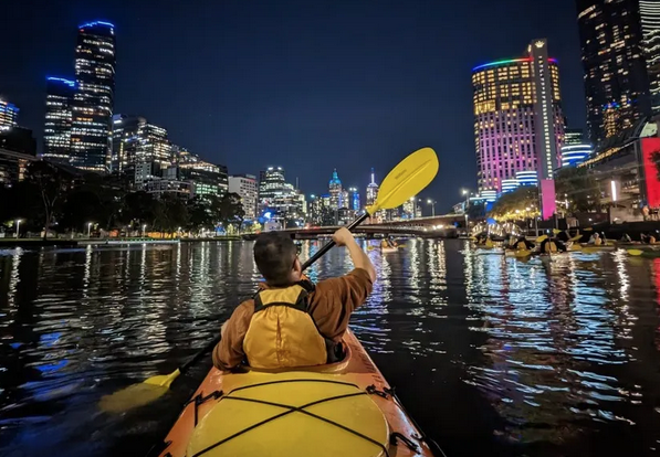 Nightime kayak tour Melbourne city